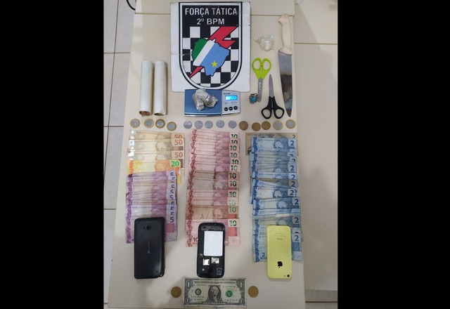 Drogas, dinheiro e outros itens utilizados para o preparo da droga apreendidos pela PM. Foto: 2º BPM