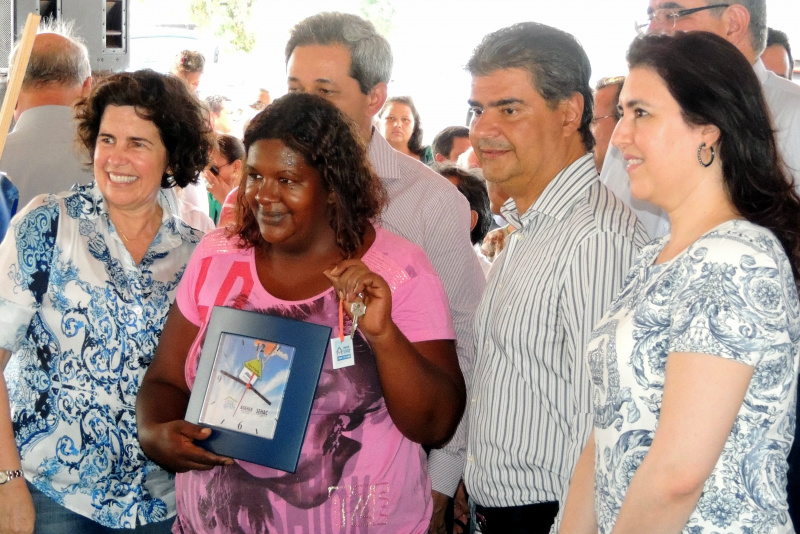 Contemplados esbanjam felicidade ao receber as chaves.Foto: Rádio Caçula