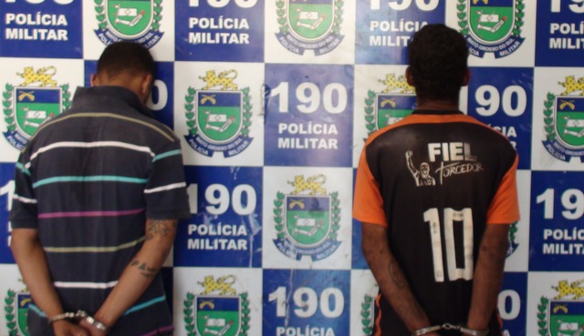 Os suspeitos foram encaminhados, algemados para a Delegacia de Polícia. Foto: Chrystian Santos/Rádio Caçula