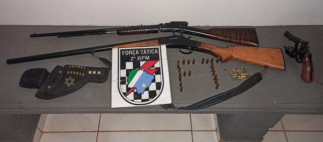 Armas e munições apreendidas pela PM. Foto: 2º BPM