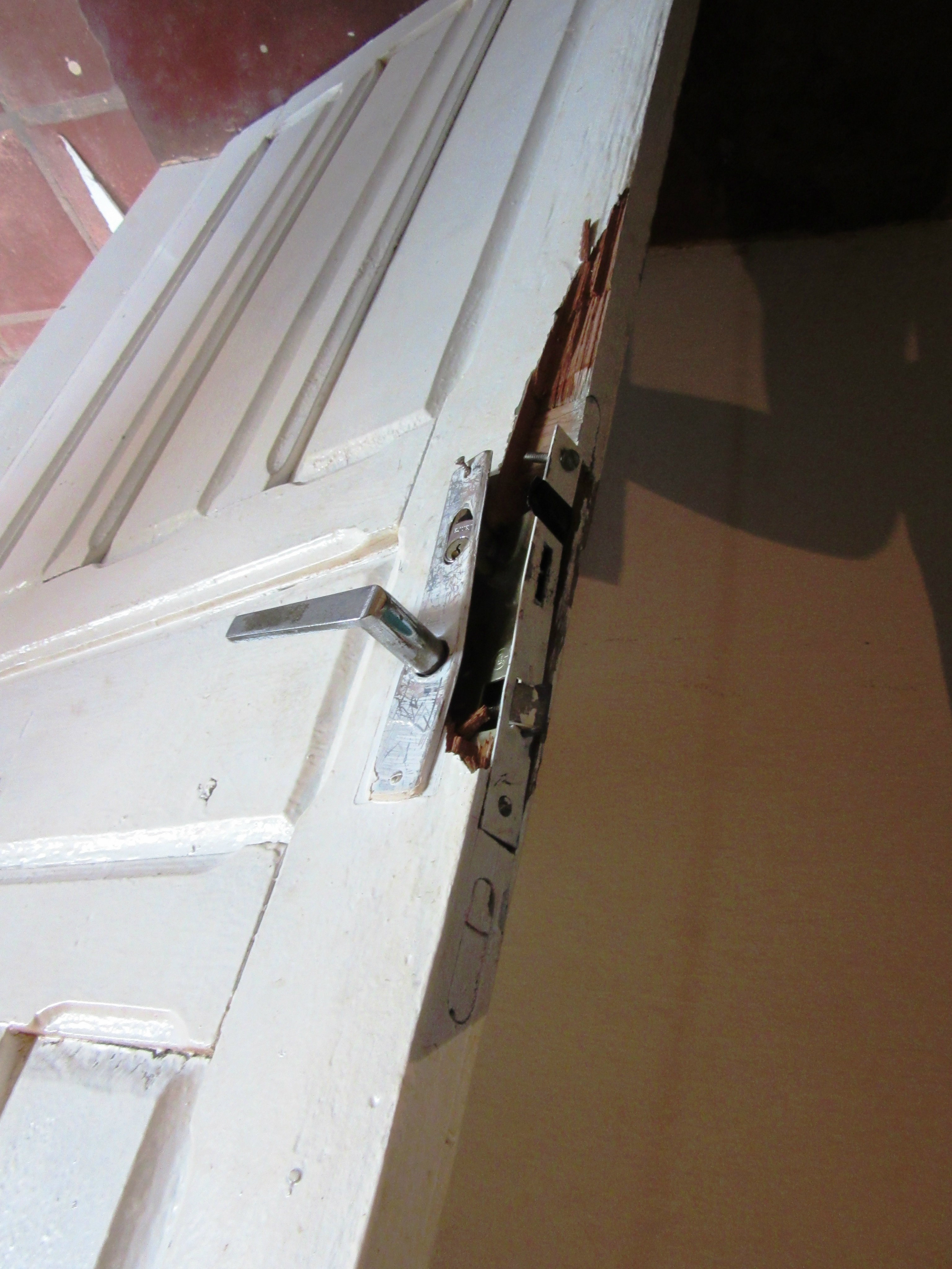 A porta foi arrombada. Foto: Rádio Caçula