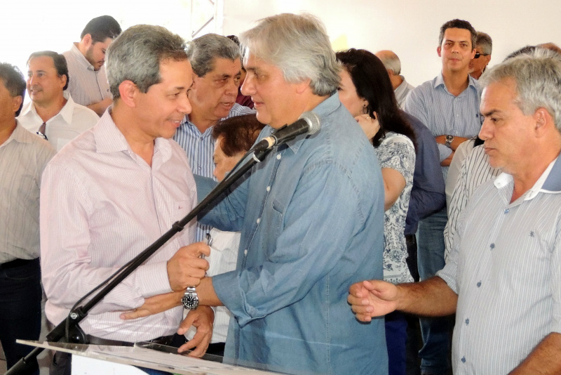 Delcídio do Amaral participou da entrega das casas em Três Lagoas.Foto: Rádio Caçula