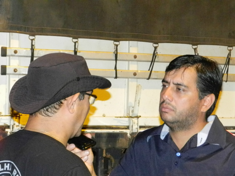 Repórter da Rádio Caçula colhendo informações com o policial