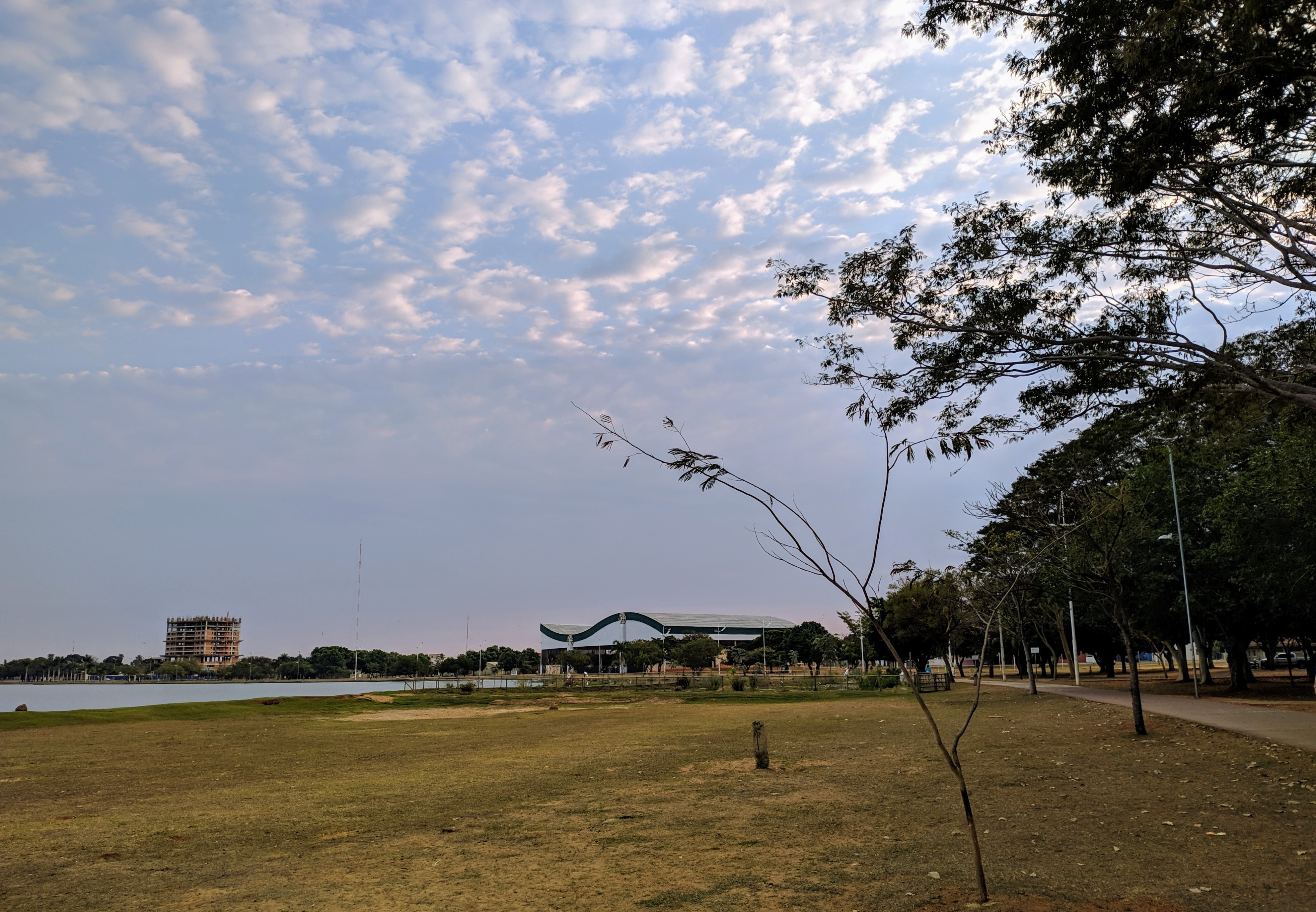 O céu coberto com várias nuvens no início da manhã desta sexta (23). Foto: Rodrigo de Freitas/Rádio Caçula