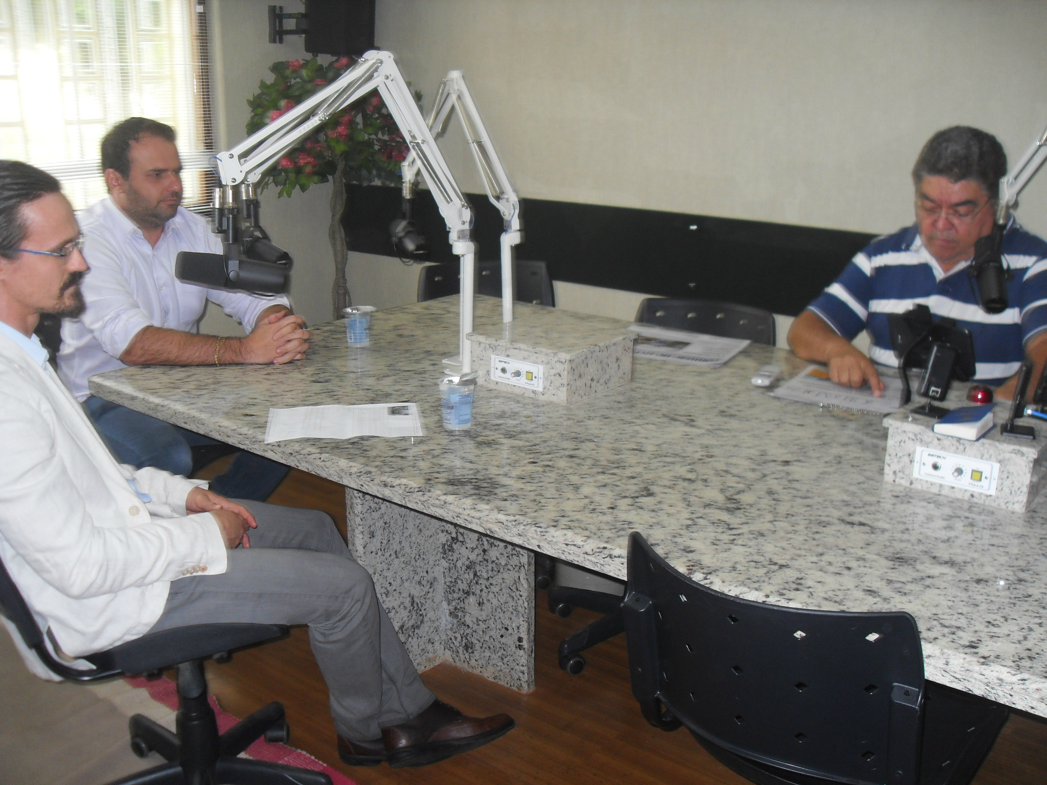 Romeu de Campos Junior entrevistas defensores públicos, Eduardo Cavicchiolli Mondoni e Olavo Colli Júnior, atendendo a convite da direção da Rádio Caçula.Foto:Rádio Caçula