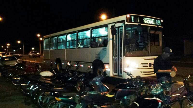 O Conselho Tutelar precisou usar um ônibus para apreender os menores que estavam no local.Foto: Divulgação