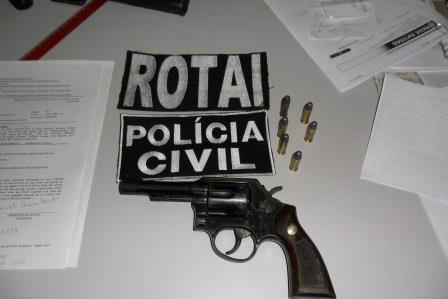 Arma encontrada no quato do DJ Nabeira.Foto: Divulgação
