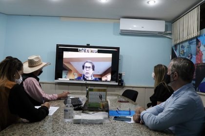 Prefeito e diretor da Suzano fazem videoconferência nesta terça-feira (19). Ass. de Comunicação da Prefeitura de TL