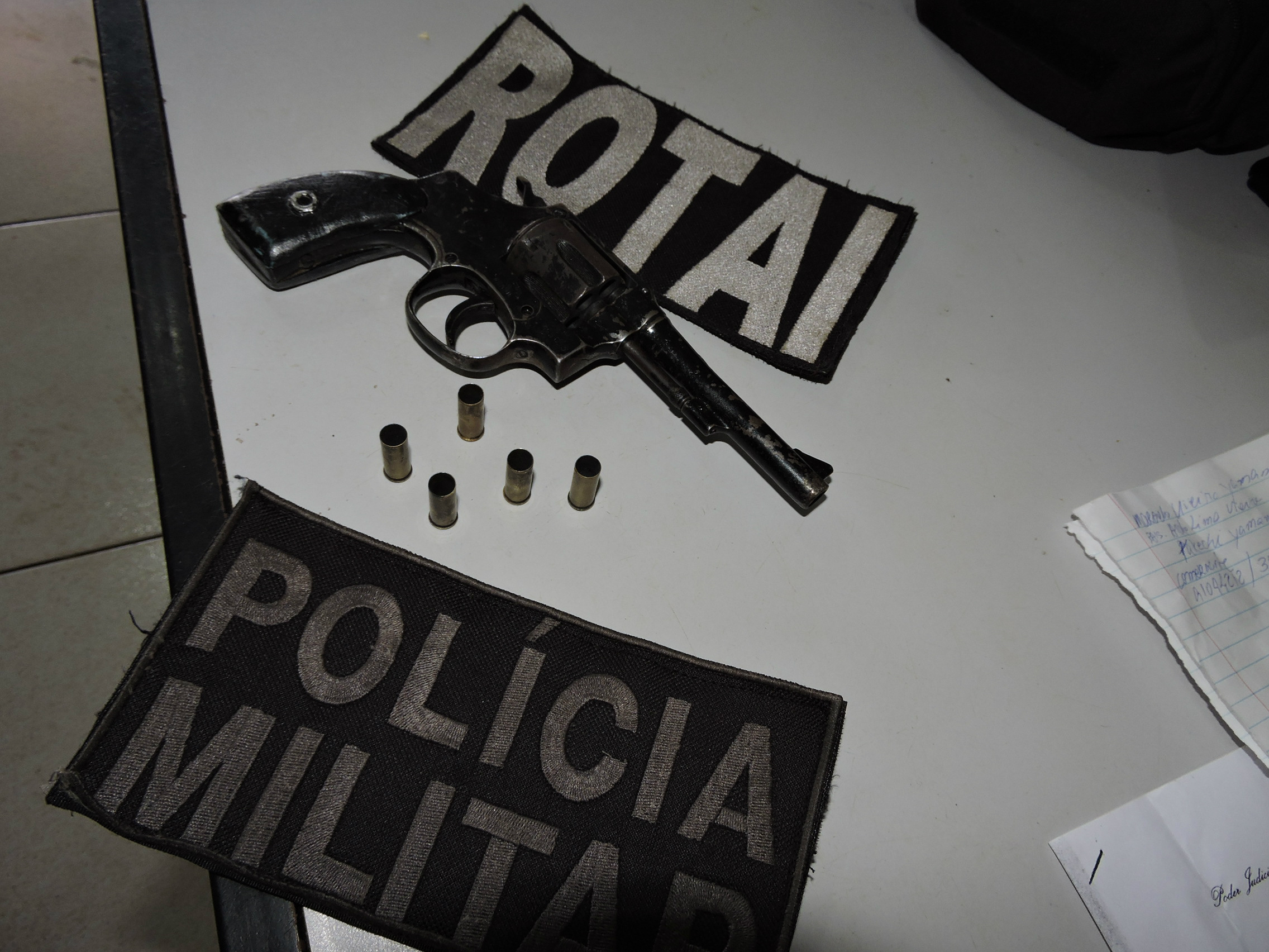 Arma calibre 32 com cinco munições deflagradas .Foto Rádio Caçula