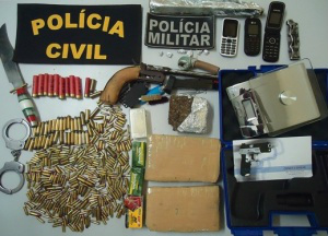Armas, droga e munições foram apreendias durante operação. (Foto: divulgação/Polícia Civil)