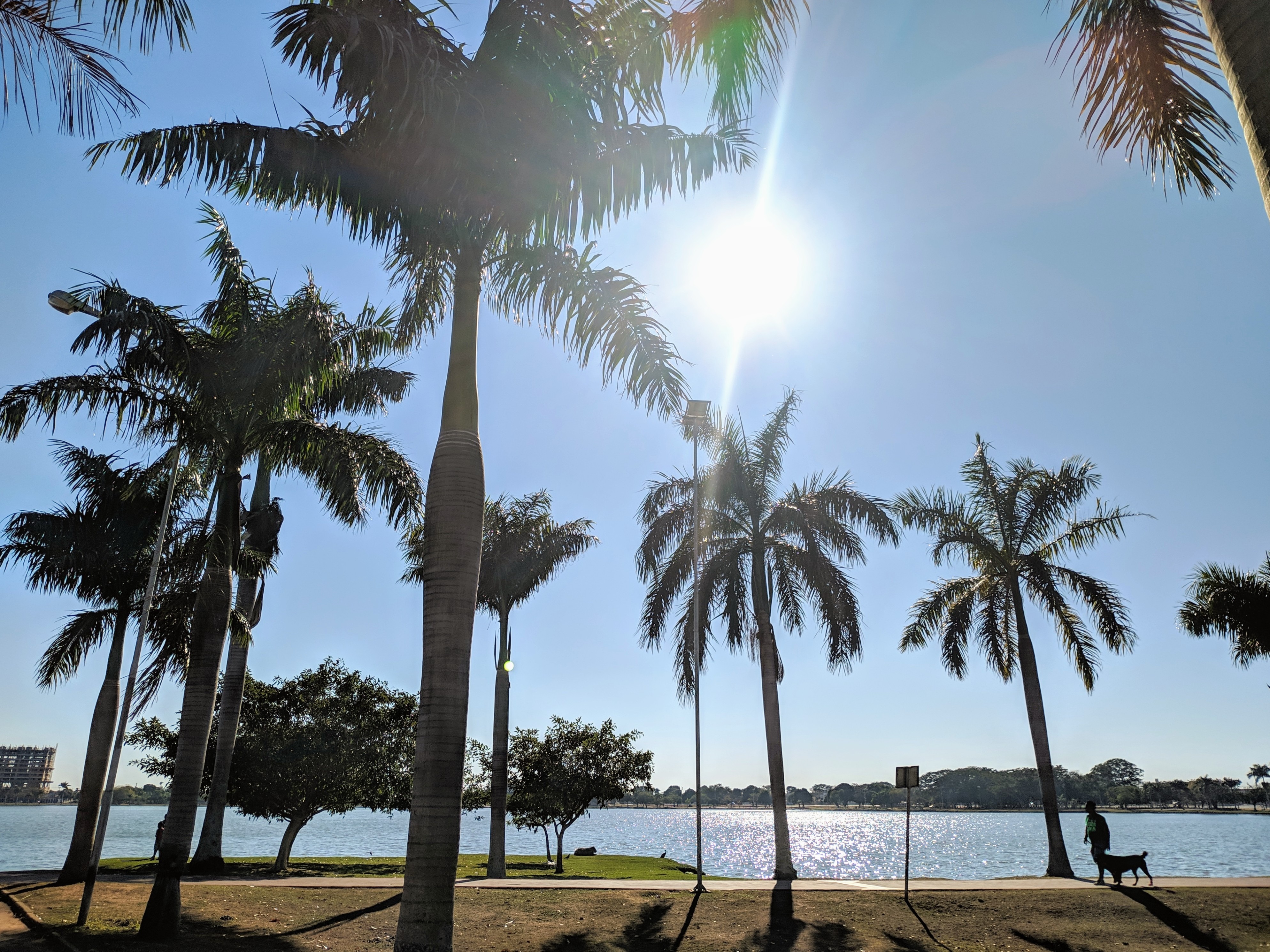 O céu predominantemente aberto deste sábado (24) em um fim de semana que promete temperaturas agradáveis. Foto: Rodrigo de Freitas/Rádio Caçula