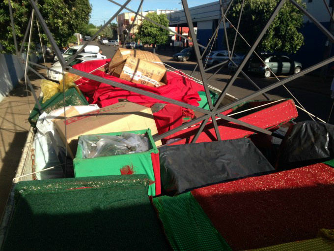 Há uma grande semelhança entre os objetos do caminhão e os que foram deixados na Praça Ramez Tebet.Foto: Rádio Caçula