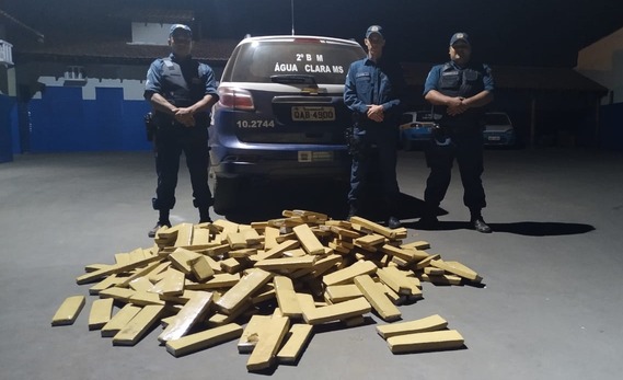 Cerca de 298 tabletes de maconha foram apreendidos após denúncia anônima. O entorpecente estava dentro de um caminhão abandonado em meio a vegetação de uma fazenda próxima à Água  Clara. Foto: 2º BPM Água Clara.