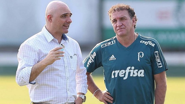 Mauricio Galiotte conversa Cuca em treino do Palmeiras na Academia de Futebol (Foto: Cesar Greco/ Ag. Palmeiras)