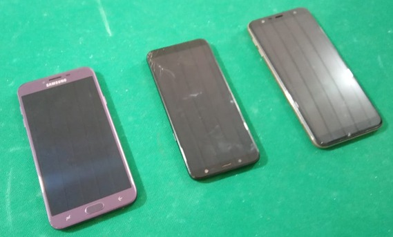 Aparelhos celulares recuperados por policiais na manhã de domingo (25).