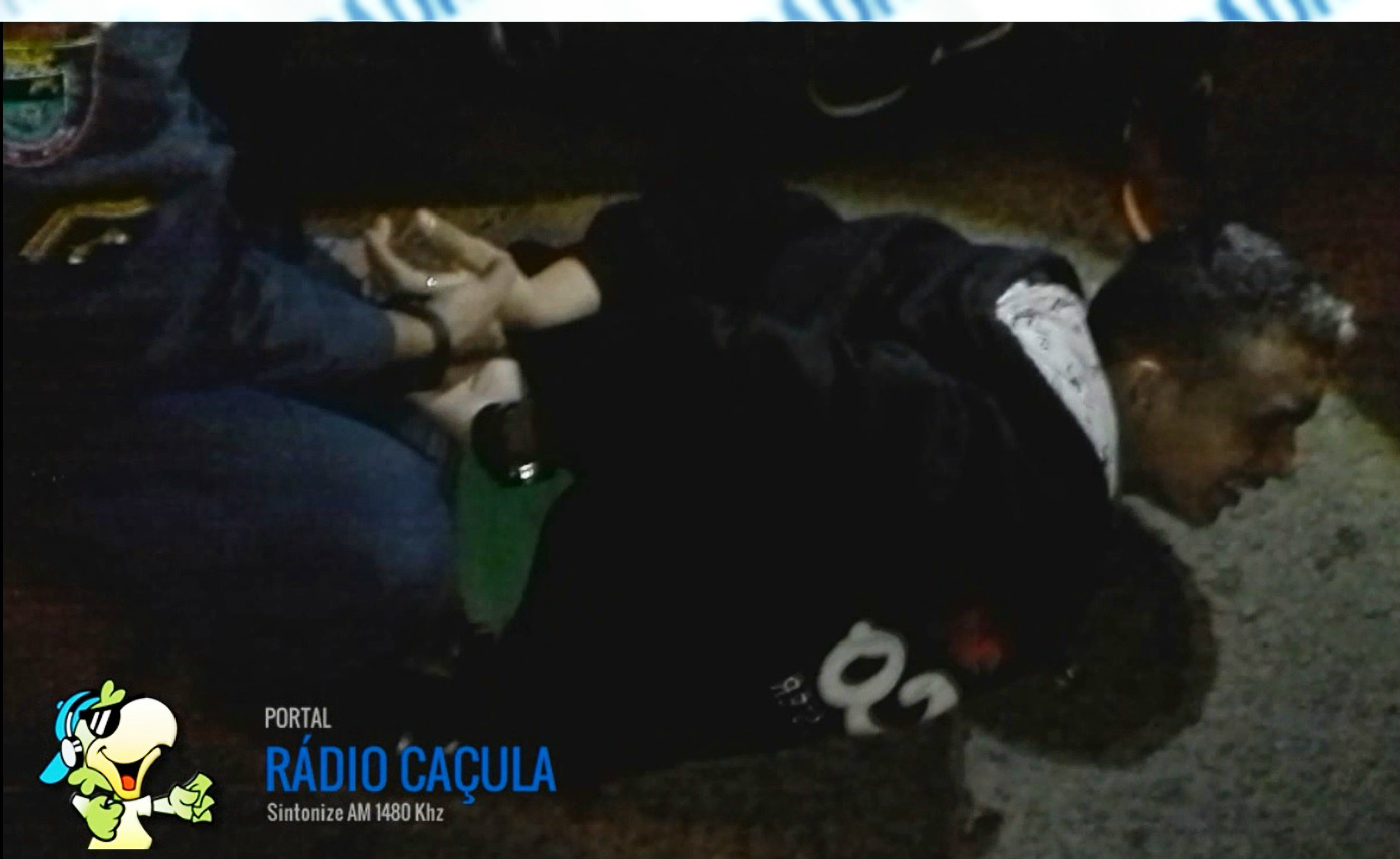 Momento da prisão do aausado de praticar a tentativa de assalto .Foto:Rádio Caçula