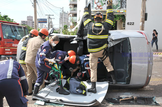 Foto: Paulo Ribas / Correio do EstadoBombeiros utilizaram equipamentos para retirar vítima das ferragens