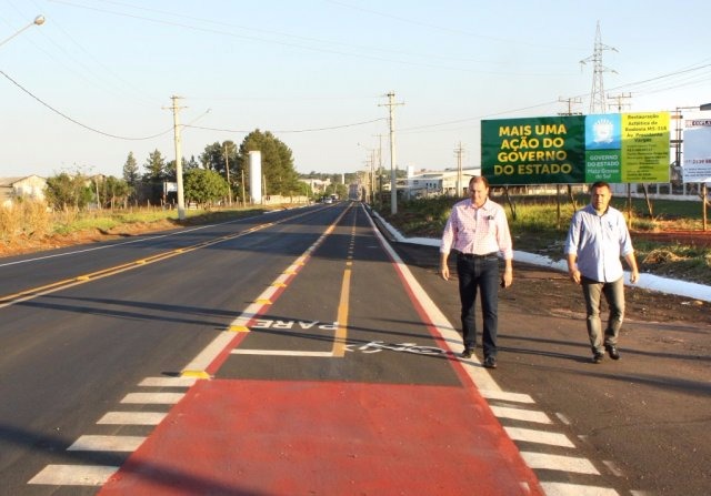 Secretário estadual de Infraestrutura, Marcelo Miglioli, à esquerda, durante visita de inspeção de obras em Aparecida do Taboado (Foto: Campo Grande News)