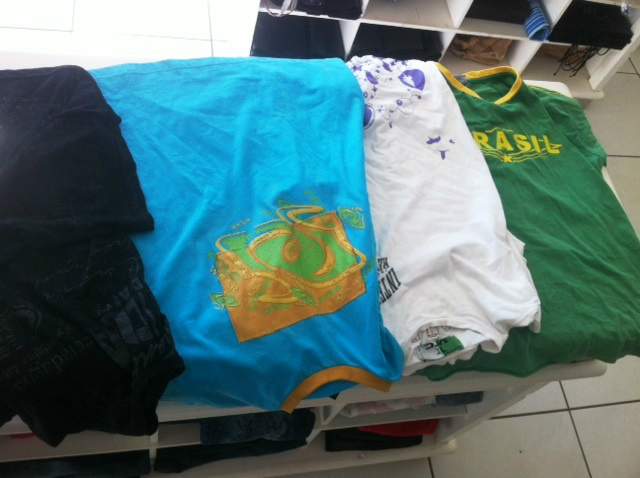 Camisetas deixadas no local pelos bandidos 