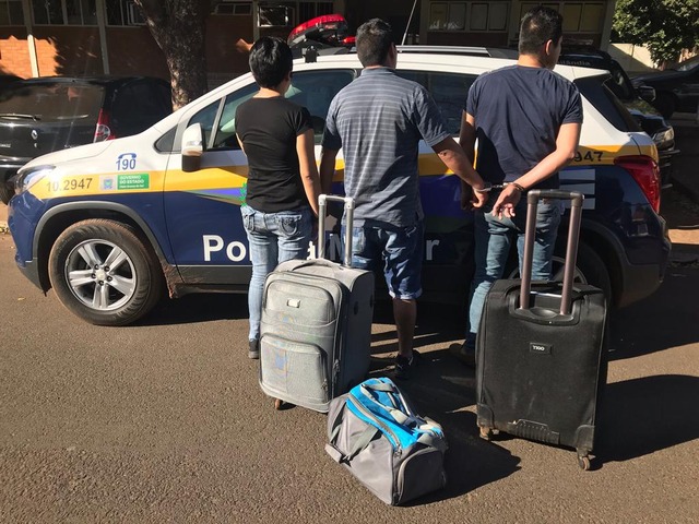 Autores presos em flagrantes por tráfico internacional de drogas. Foto: 2º BPM.