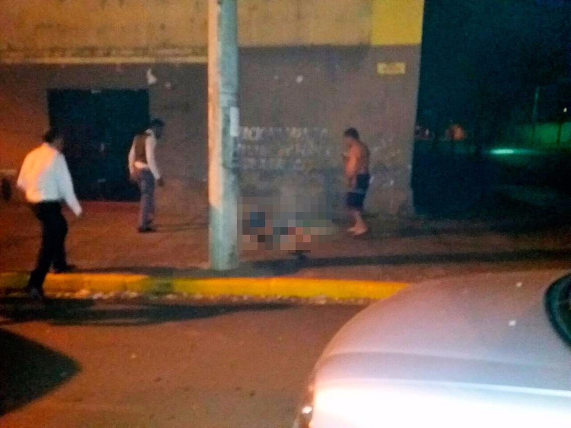 Policial morto em calçada nas proximidades do CPI-10. (Foto: Folha da Região)