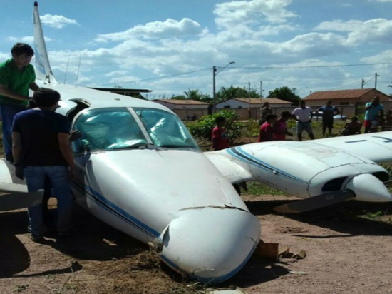 Aeronave bimotor derrapou durante pouso no oeste da Bahia (Foto: Blogbraga)
