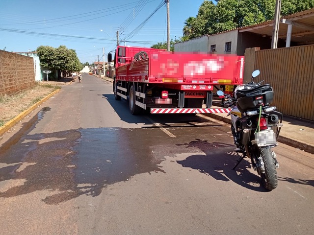 Ciclista colide com caminhão parado e sofre escoriações.Foto: Rádio Caçula
