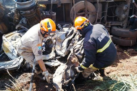 Foto: Tá Na Mídia NaviraíCorpo de Bombeiros precisou utilizar um desencarcerador para retirar o corpo da vítima