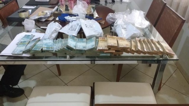 Dinheiro apreendido na operação Nepsis, realizada no sábado. (Foto: Divulgação/PF)