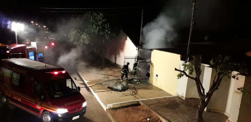 O incêndio teve início às 20h13min, momento em que a vítima J.O.B. (40) se encontrava na residência. Foto: 5º GBM
