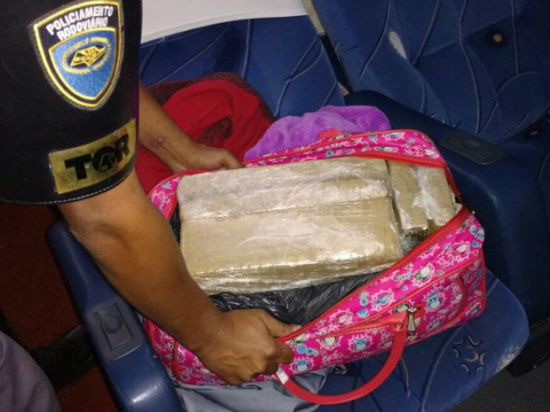 Suspeitos foram abordados durante fiscalização policial (Foto: Divulgação/ Polícia Rodoviária)