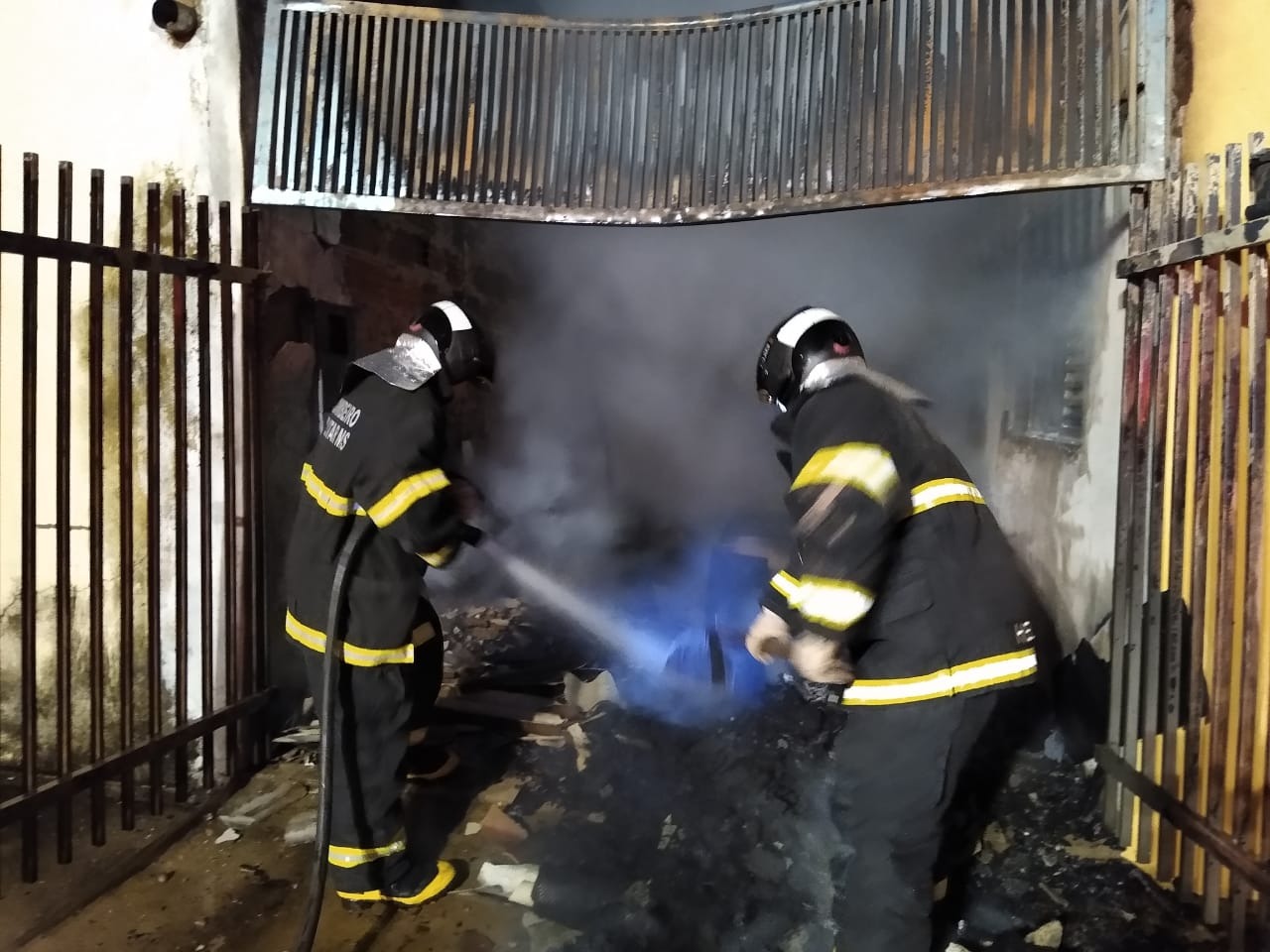 O incêndio se alastrou rapidamente sobre o forro do teto da residência. Foto: 5º GBM