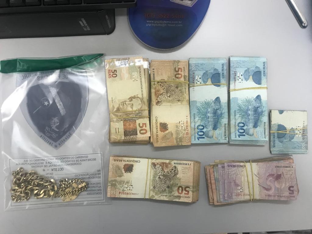 Mais de R$ 30 mil, joias e celulares foram apreendidos. Foto: Polícia Civil. 