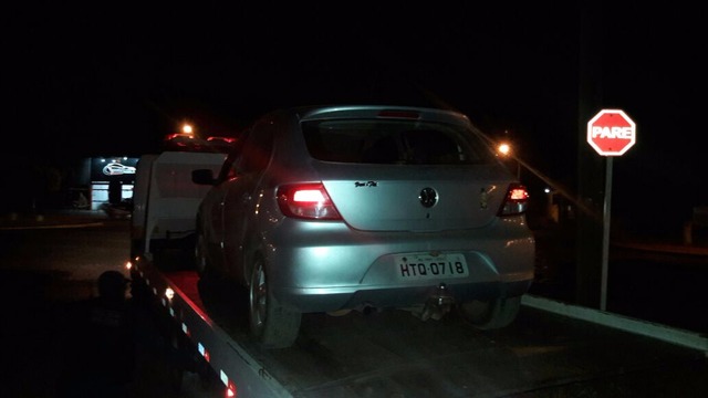 Os PMs se depararam com o veículo “encavalado” na linha do trem. (Foto: PM / Divulgação)