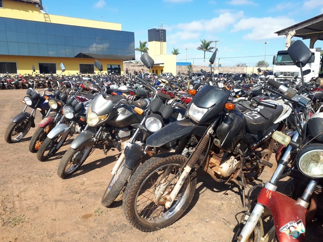 Estão disponíveis 140 veículos para circulação. Destes, 131 motocicletas e 09 automóveis que poderão ser visitados entre os dias 26 a 30 de agosto no pátio da leiloeira Aparecida Maria Fixer – Foto: Divulgação / Detran-MS