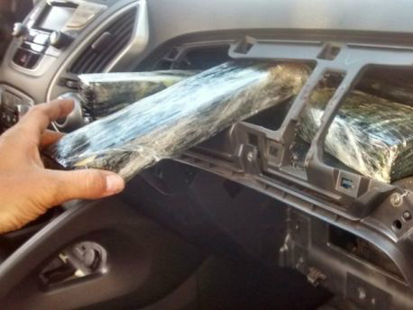 Droga estava em fundo falso no painel do veículo. (Foto: Polícia Militar Rodoviária/Cedida)