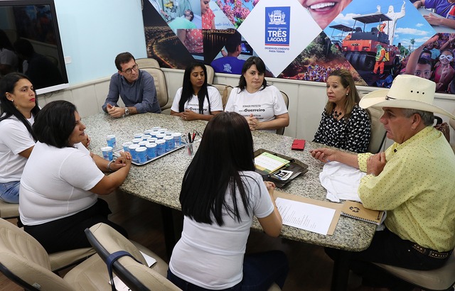 Grupo de mães, integrantes da Associação Fazendo a Diferença de Pais, Amigos e Profissionais do Transtorno do Espectro Autista de Três Lagoas (FADA-TEA) em reunião com o prefeito de Três Lagoas, Angelo Guerreiro. Foto: Divulgação.