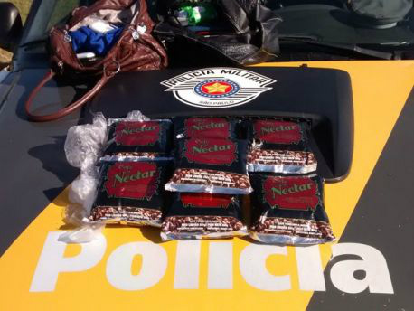 Invólucros de cocaína estavam dentro de pacotes de café (Foto: Polícia Militar Rodoviária/Cedida)