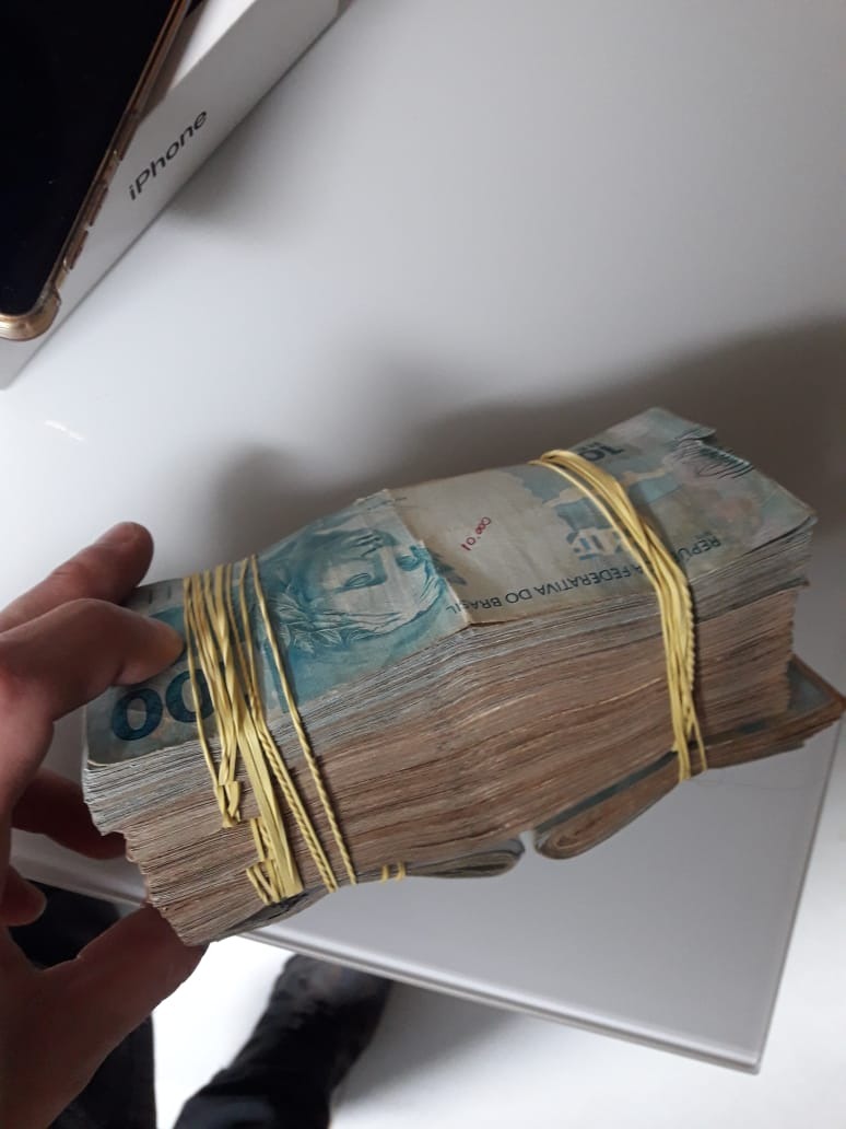 O valor de R$ 30 mil foi localizado em fundo falso. Foto: Polícia Civil.