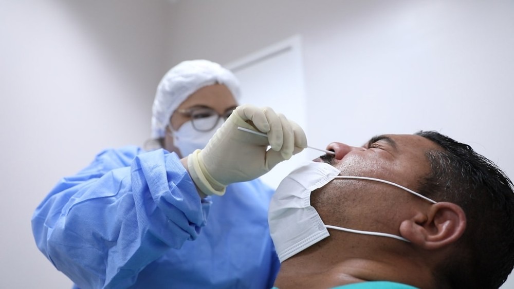 Paciente é submetido a teste RT-PCR para detectar Covid-19 — Foto: Divulgação