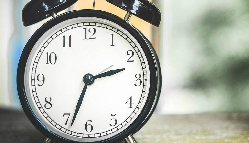À meia-noite do dia 21 os relógios devem voltar ao horário original, sendo atrasados em uma hora