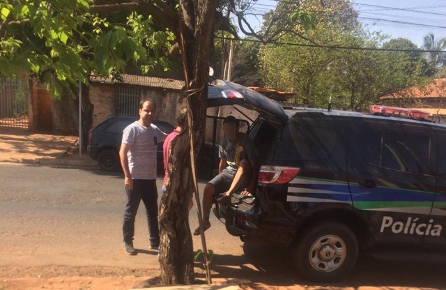 Investigadores realizando a prisão em flagrante por receptação e tráfico de drogas. Foto: Polícia Civil.