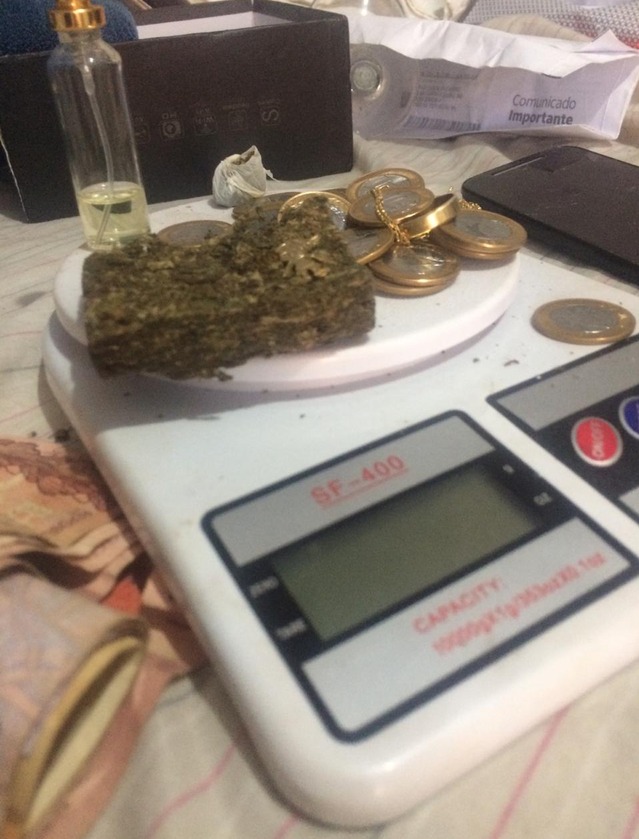 Drogas, balança e dinheiro apreendidos durante a ação. Foto: Polícia Civil.