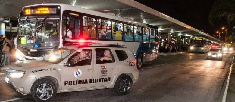 Ônibus estão circulando com escolta policial em Florianópolis, a capital catarinense
