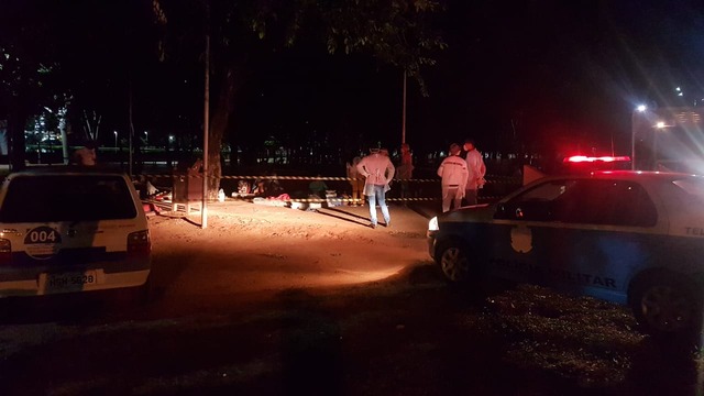 Agentes de saúde realizando abordagem de moradores de rua. Foto: Polícia Militar
