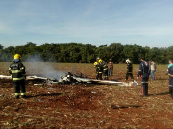 Casal morreu após acidente em lavoura perto do aeorporto da cidade (Foto: Divulgação/Corpo de Bombeiros)