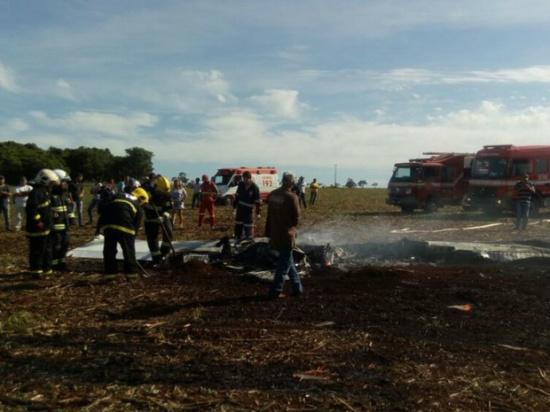 Avião pegou fogo logo após a queda (Foto: Divulgação/Corpo de Bombeiros,)