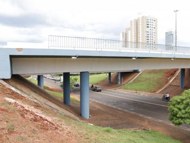 No pontilhão da Afonso Pena, primeiro problema detectado é falta de grama que serve para conter terra que desce a cada chuva,