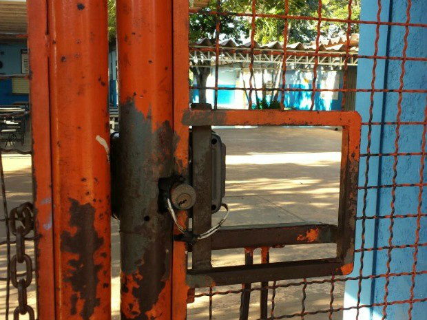 Escola Municipal Abel Freire de Aragão não teve aula nesta segunda-feira (Foto: Alexandre Cabral/TV Morena)