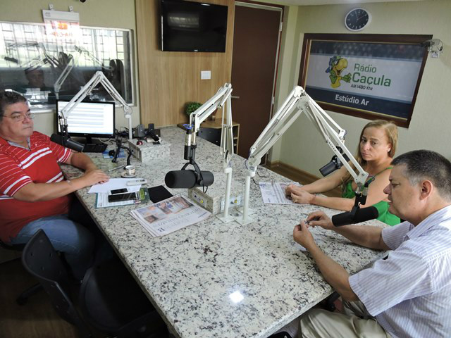 RomeuCampos recebe SINTED representado pela presidente Maria Diogo e pelo assessor de imprensa Petrônio Alves Correia Filho. Foto: Rádio Caçula